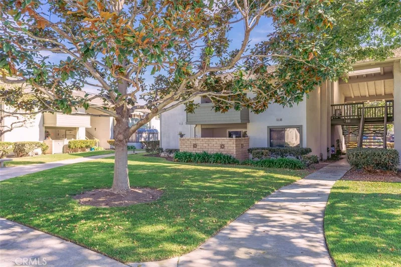8633 Portola #16D, Huntington Beach, CA 92646