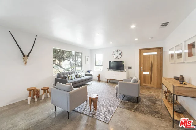 1025 Lantana, Los Angeles, CA 90042