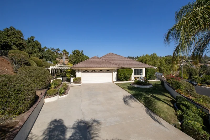 2541 Shamrock Way, Escondido, CA 92025