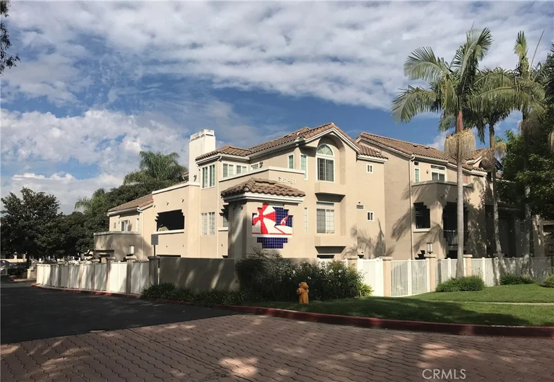 4591 Warner #202, Huntington Beach, CA 92649