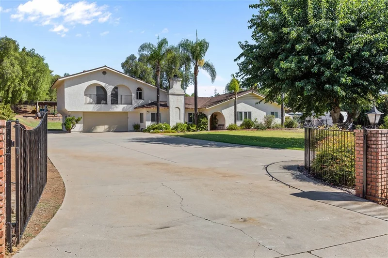 857 Singing Trails Dr, El Cajon, CA 92019