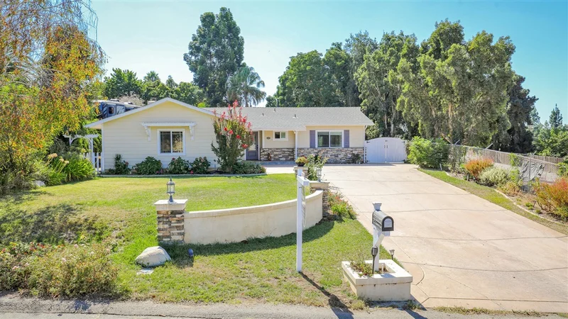 1127 Pepper Tree Ln, Fallbrook, CA 92028