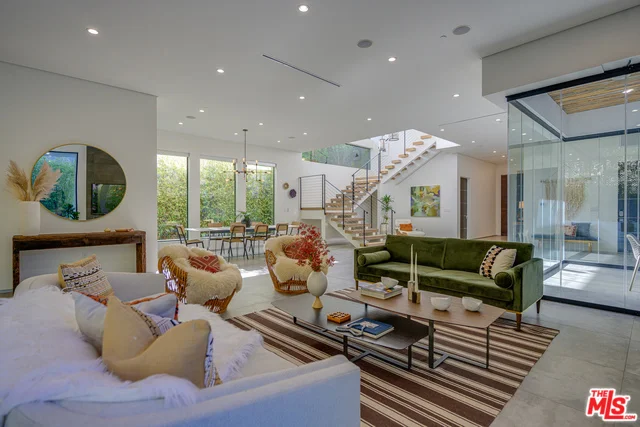 622 Edinburgh, Los Angeles, CA 90048
