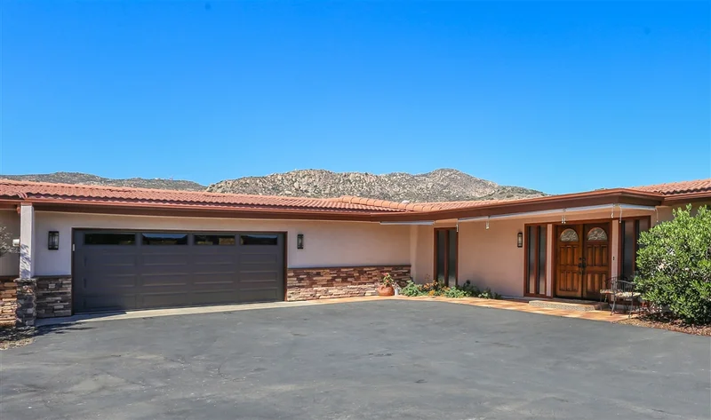 626 Singing Vista Court, El Cajon, CA 92019