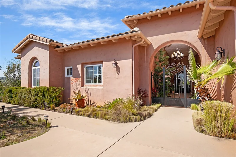 10470 Cerveza Dr, Escondido, CA 92026