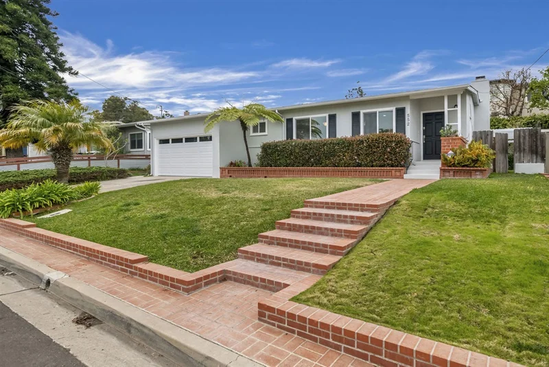 552 Savoy St., San Diego, CA 92106