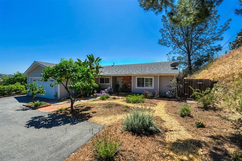 1129 Viewmont Dr., Escondido, CA 92027