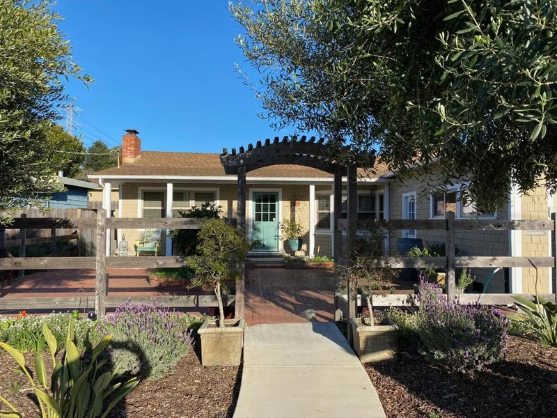 10 Boronda, Del Rey Oaks, CA 93940