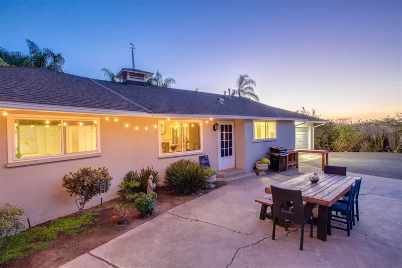 1042 Oak Dr, Vista, CA 92084