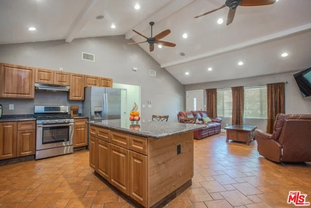 10445 Kewen, Pacoima, CA 91331