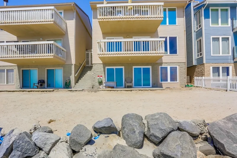 1129 Pacific St #A, Oceanside, CA 92054