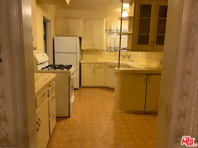 8901 Cimarron Street, Los Angeles, CA 90047