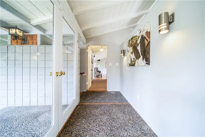 1020 S Oak Forest Ln, Pasadena, CA 91107
