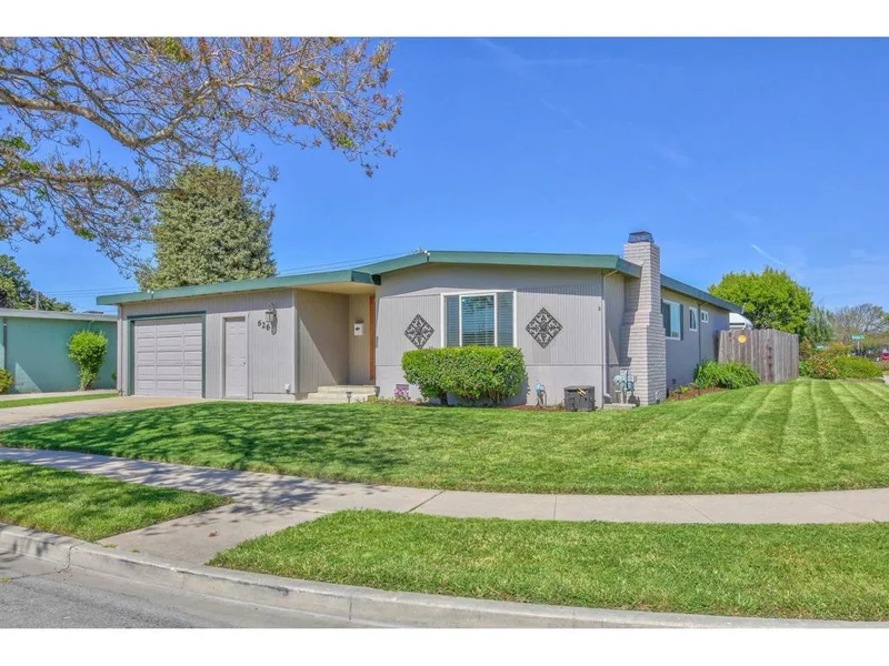 626 University, Salinas, CA 93901