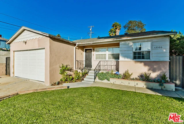 12320 Menlo, Los Angeles, CA 90044