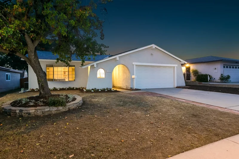 10028 Carreta Dr, Santee, CA 92071