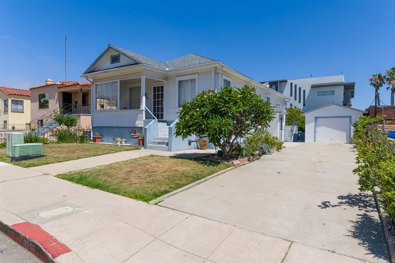 3020 Byron, San Diego, CA 92106