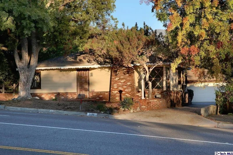 5130 Angeles Crest Hwy, La Canada Flintridge, CA 91011