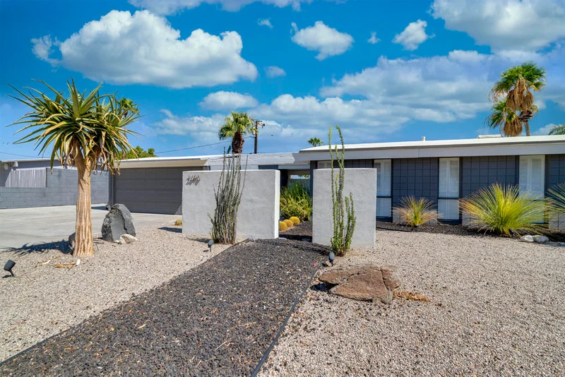 2696 Avenida Caballeros, Palm Springs, CA 92262