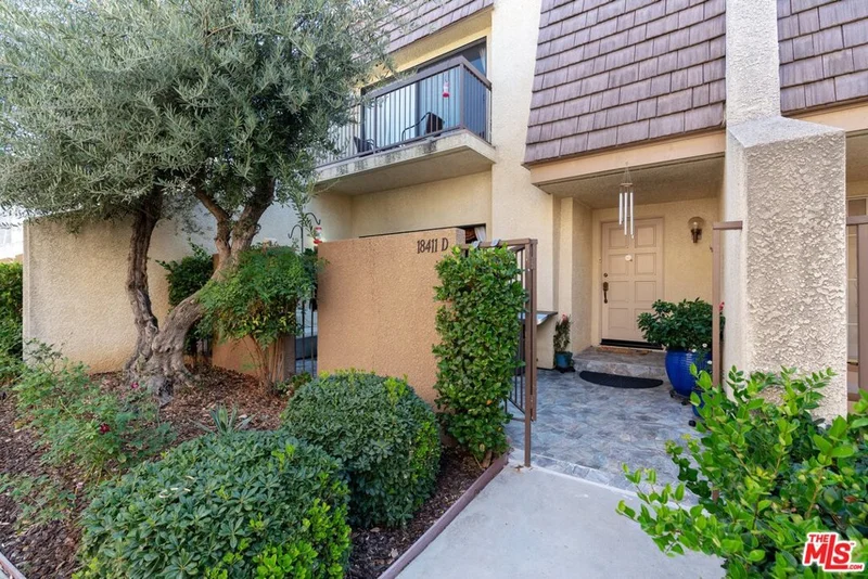 18411 Collins #D, Tarzana, CA 91356