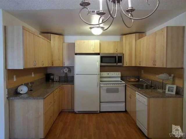 18619 Collins #F27, Tarzana, CA 91356