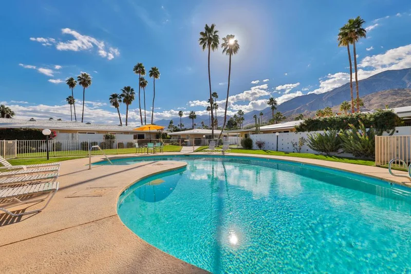 2250 Calle Palo Fierro #4, Palm Springs, CA 92264