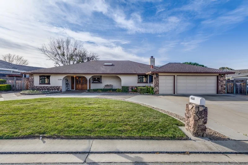 900 Ridgemark, Hollister, CA 95023