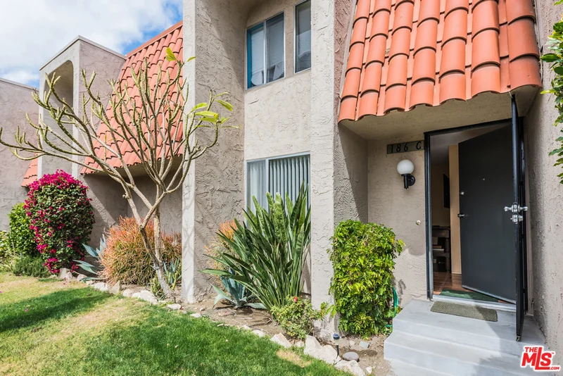 186 Via Escuela #C, Palm Springs, CA 92262