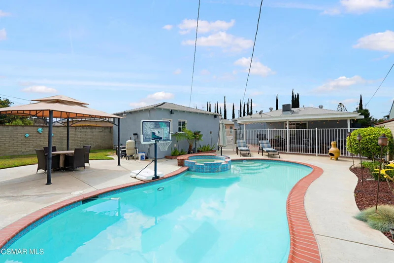 6152 Satsuma, North Hollywood, CA 91606