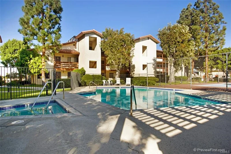 7735 Newman #103, Huntington Beach, CA 92647
