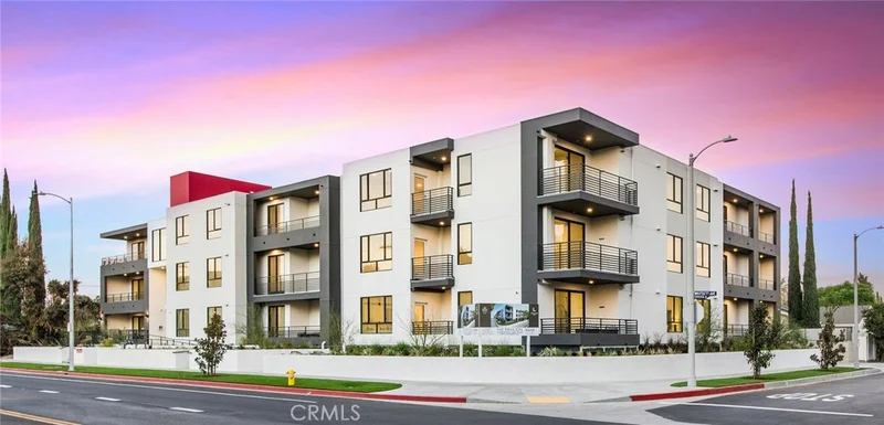 5110 Whitsett #301, Valley Village, CA 91607