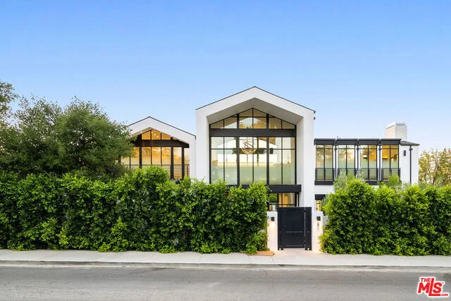 18933 Wells, Tarzana, CA 91356