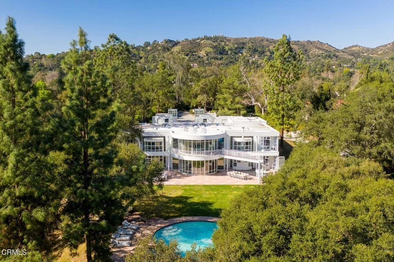 4240 Woodleigh, La Canada Flintridge, CA 91011