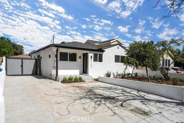 1122 Beachwood, Burbank, CA 91506