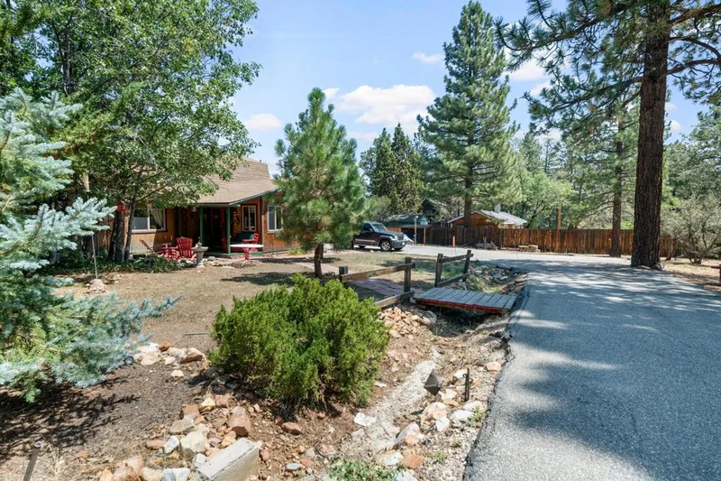 561 Los Angeles, Sugarloaf, CA 92386