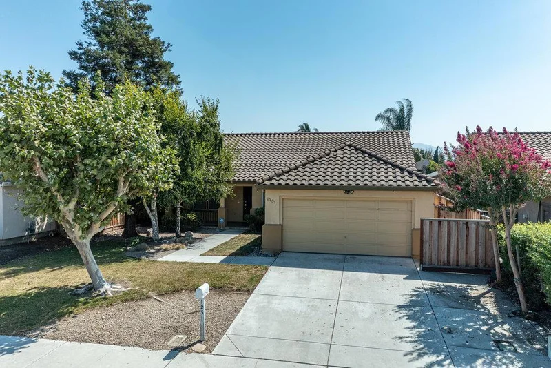 1231 South, Hollister, CA 95023
