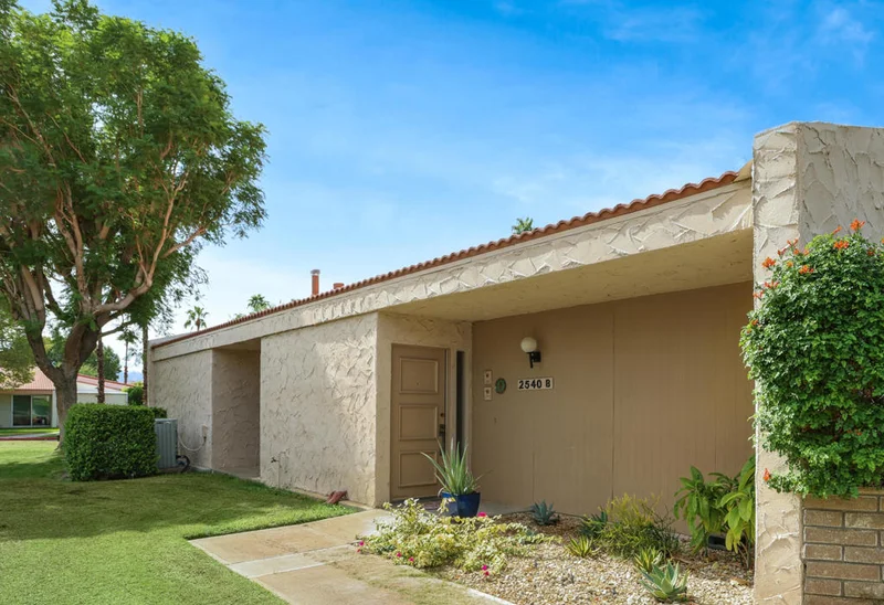 2540 Whitewater Club #B, Palm Springs, CA 92262