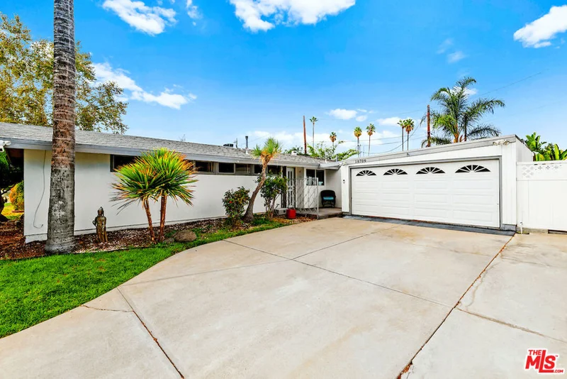 18709 Gilmore, Reseda, CA 91335