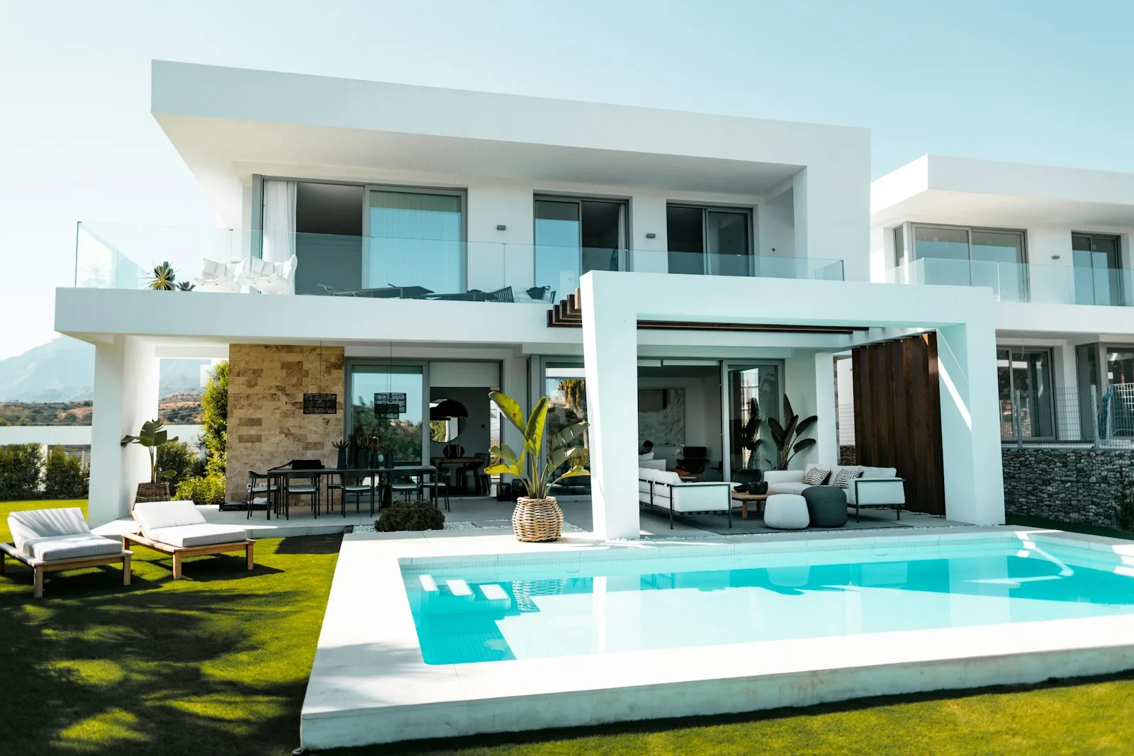 Buying a Second Home With 8 Key Factors to Consider in 2026